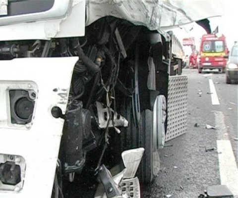 A ieşit în faţa TIR-ului cu o căruţă şi a dat peste cap şi un şofer de pe BMW